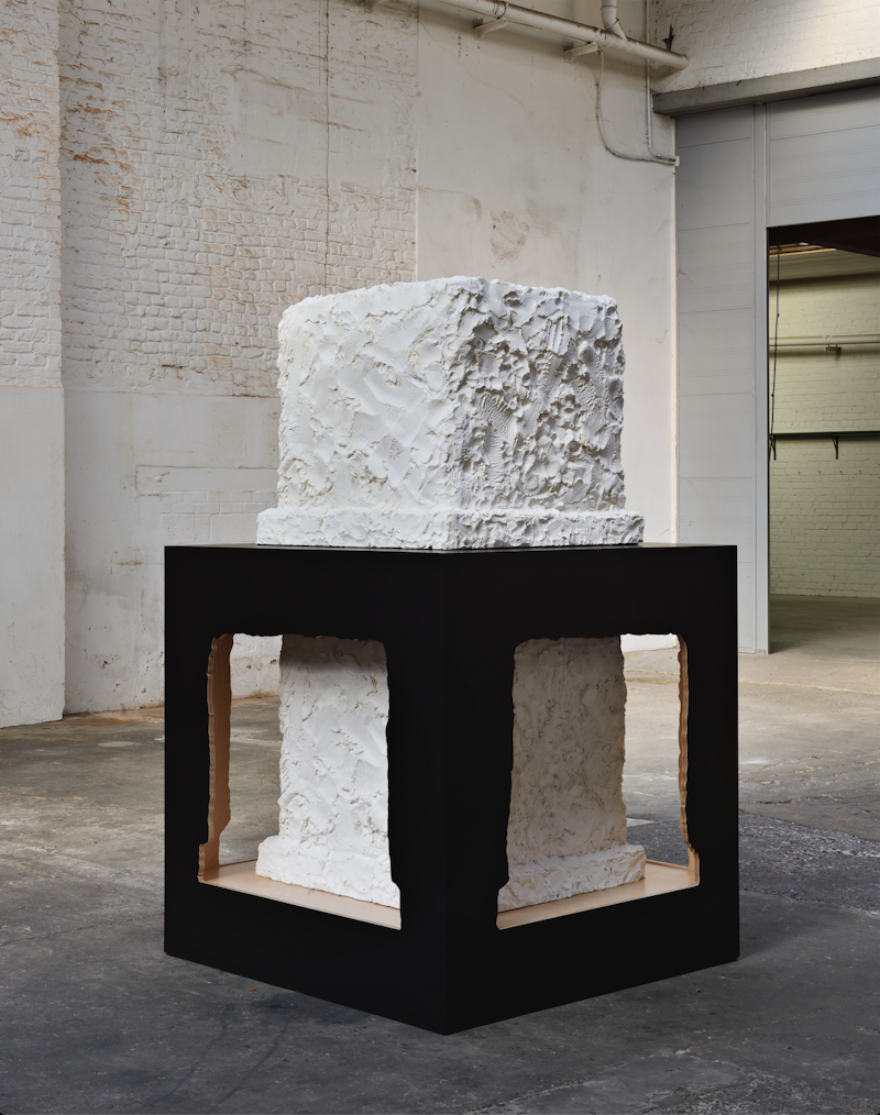 Didier Vermeiren: Double Exposition Open Cube # 10, 2020, plâtre, bois peint, 195 x 120 x120 cm, © Didier Vermeiren, ADAGP